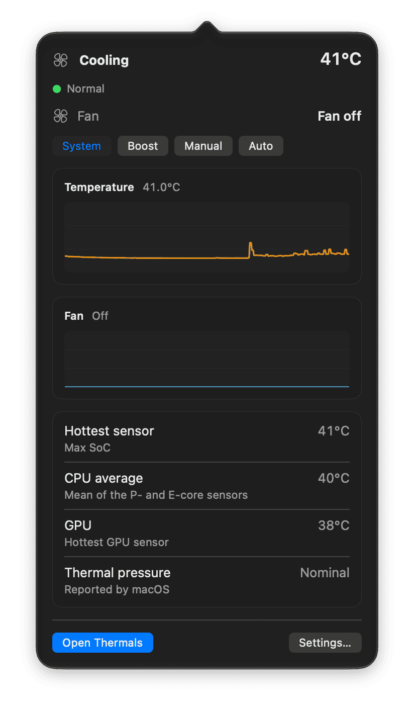 Popover chlazení v liště macOS: teplota, stav ventilátoru a přepínač režimů System, Boost, Manual a Auto.